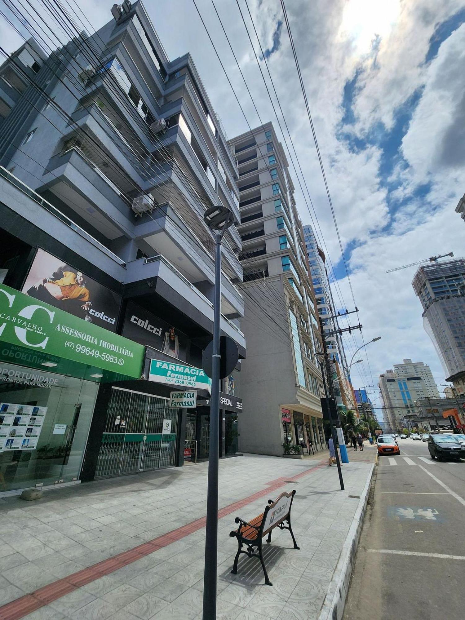 Loft Na Av. Meia Praia, Apartment